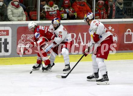 EBEL. Eishockey Bundesliga. KAC gegen	EC Red Bull Salzburg. Bischofberger Johannes (KAC), Heinrich Dominique  (Salzburg). Klagenfurt, am 21.12.2021.
Foto: Kuess
www.qspictures.net

---
pressefotos, pressefotografie, kuess, qs, qspictures, sport, bild, bilder, bilddatenbank