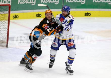 EBEL. Eishockey Bundesliga. VSV gegen Steinbach Black Wings Linz.  Chris Collins, (VSV),  Christopher Corbin Rumble  (Linz). Villach, am 21.12.2021.
Foto: Kuess
www.qspictures.net
---
pressefotos, pressefotografie, kuess, qs, qspictures, sport, bild, bilder, bilddatenbank
