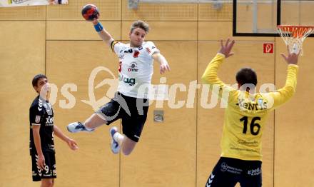 Handball. SC Ferlach gegen Baernbach/Koeflach.  Florian Ploner,  (SCF),  Jovo Budovic (Baernbach/Koeflach). Ferlach, am 18.12.2021.
Foto: Kuess
---
pressefotos, pressefotografie, kuess, qs, qspictures, sport, bild, bilder, bilddatenbank