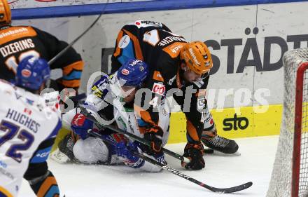 EBEL. Eishockey Bundesliga. VSV gegen Steinbach Black Wings Linz. Chris Collins,  (VSV),  Maxim Lamarche  (Linz). Villach, am 21.12.2021.
Foto: Kuess
www.qspictures.net
---
pressefotos, pressefotografie, kuess, qs, qspictures, sport, bild, bilder, bilddatenbank