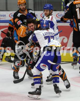EBEL. Eishockey Bundesliga. VSV gegen Steinbach Black Wings Linz. Philipp Lindner,  (VSV), Niklas Bretschneider   (Linz). Villach, am 21.12.2021.
Foto: Kuess
www.qspictures.net
---
pressefotos, pressefotografie, kuess, qs, qspictures, sport, bild, bilder, bilddatenbank