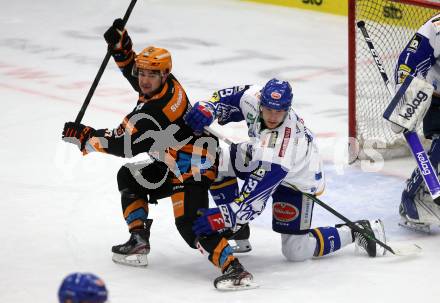EBEL. Eishockey Bundesliga. VSV gegen Steinbach Black Wings Linz.  Stefan Bacher,  (VSV),  Colin Dean Smith (Linz). Villach, am 21.12.2021.
Foto: Kuess
www.qspictures.net
---
pressefotos, pressefotografie, kuess, qs, qspictures, sport, bild, bilder, bilddatenbank