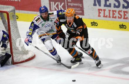 EBEL. Eishockey Bundesliga. VSV gegen Steinbach Black Wings Linz.  Nico Brunner,  (VSV),  Niklas Bretschneider (Linz). Villach, am 21.12.2021.
Foto: Kuess
www.qspictures.net
---
pressefotos, pressefotografie, kuess, qs, qspictures, sport, bild, bilder, bilddatenbank