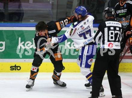 EBEL. Eishockey Bundesliga. VSV gegen Steinbach Black Wings Linz. Philipp Lindner,  (VSV), Niklas Bretschneider   (Linz). Villach, am 21.12.2021.
Foto: Kuess
www.qspictures.net
---
pressefotos, pressefotografie, kuess, qs, qspictures, sport, bild, bilder, bilddatenbank