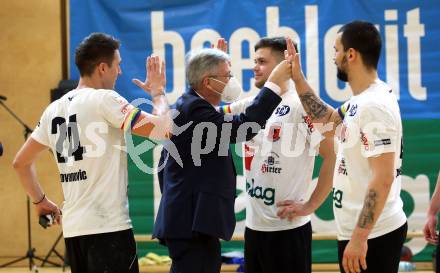 Handball. SC Ferlach gegen Baernbach/Koeflach.  Mladan Jovanovic,  Landeshauptmann Peter Kaiser, Adrian Milicevic (SCF). Ferlach, am 18.12.2021.
Foto: Kuess
---
pressefotos, pressefotografie, kuess, qs, qspictures, sport, bild, bilder, bilddatenbank
