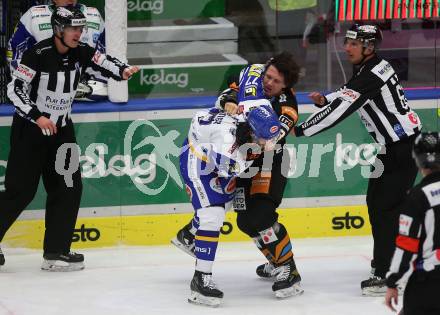 EBEL. Eishockey Bundesliga. VSV gegen Steinbach Black Wings Linz. Philipp Lindner,  (VSV), Niklas Bretschneider   (Linz). Villach, am 21.12.2021.
Foto: Kuess
www.qspictures.net
---
pressefotos, pressefotografie, kuess, qs, qspictures, sport, bild, bilder, bilddatenbank