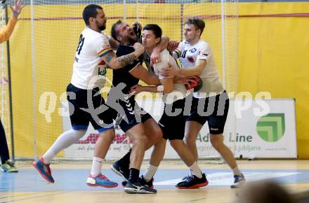 Handball. SC Ferlach gegen Baernbach/Koeflach.  Adrian Milicevic, Jure Kocbek, Florian Ploner (SCF),  Klemen Cehte  (Baernbach/Koeflach). Ferlach, am 18.12.2021.
Foto: Kuess
---
pressefotos, pressefotografie, kuess, qs, qspictures, sport, bild, bilder, bilddatenbank