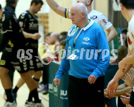 Handball. SC Ferlach gegen Baernbach/Koeflach.  Trainer Alfred Szabo (SCF). Ferlach, am 18.12.2021.
Foto: Kuess
---
pressefotos, pressefotografie, kuess, qs, qspictures, sport, bild, bilder, bilddatenbank