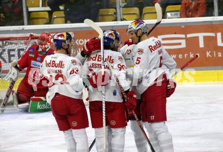 EBEL. Eishockey Bundesliga. KAC gegen	EC Red Bull Salzburg. Torjubel Raffl Thomas, Pallestrang Alexander, Nissner Benjamin, Brennan Terrence James   (Salzburg). Klagenfurt, am 21.12.2021.
Foto: Kuess
www.qspictures.net

---
pressefotos, pressefotografie, kuess, qs, qspictures, sport, bild, bilder, bilddatenbank