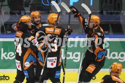 EBEL. Eishockey Bundesliga. VSV gegen Steinbach Black Wings Linz.  Torjubel Christopher Corbin Rumble, Julian Pusnik, Blaz Gregorc, Dalibor Bortnak  (Linz). Villach, am 21.12.2021.
Foto: Kuess
www.qspictures.net
---
pressefotos, pressefotografie, kuess, qs, qspictures, sport, bild, bilder, bilddatenbank