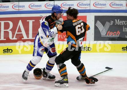 EBEL. Eishockey Bundesliga. VSV gegen Steinbach Black Wings Linz. Philipp Lindner,  (VSV), Niklas Bretschneider   (Linz). Villach, am 21.12.2021.
Foto: Kuess
www.qspictures.net
---
pressefotos, pressefotografie, kuess, qs, qspictures, sport, bild, bilder, bilddatenbank