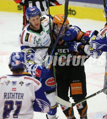 EBEL. Eishockey Bundesliga. VSV gegen Steinbach Black Wings Linz.  Kevin Moderer, (VSV),  Will Pelletier  (Linz). Villach, am 21.12.2021.
Foto: Kuess
www.qspictures.net
---
pressefotos, pressefotografie, kuess, qs, qspictures, sport, bild, bilder, bilddatenbank