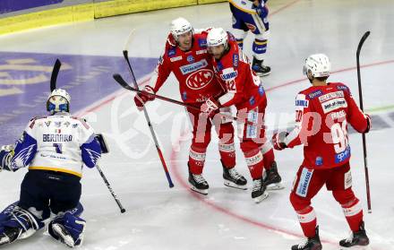 EBEL. Eishockey Bundesliga. KAC gegen	VSV. Torjubel Nicholas Eric Petersen, Rok Ticar, Matthew Fraser (KAC). Klagenfurt, am 26.12.2021.
Foto: Kuess
www.qspictures.net

---
pressefotos, pressefotografie, kuess, qs, qspictures, sport, bild, bilder, bilddatenbank