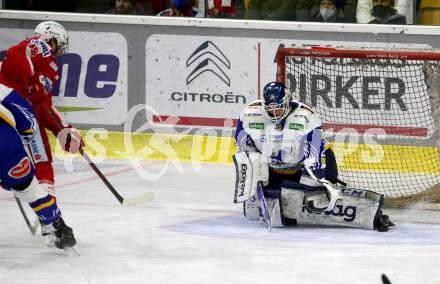 EBEL. Eishockey Bundesliga. KAC gegen	VSV. Johannes Bischofberger,  (KAC), Alexander Schmidt  (VSV). Klagenfurt, am 26.12.2021.
Foto: Kuess
www.qspictures.net

---
pressefotos, pressefotografie, kuess, qs, qspictures, sport, bild, bilder, bilddatenbank