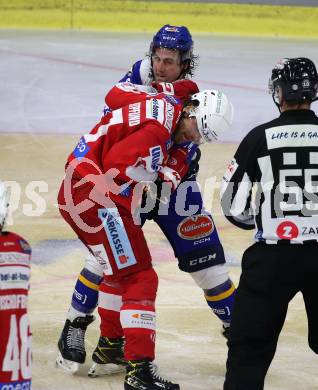 EBEL. Eishockey Bundesliga. KAC gegen	VSV. Thomas Hundertpfund,  (KAC), Joel Broda  (VSV). Klagenfurt, am 26.12.2021.
Foto: Kuess
www.qspictures.net

---
pressefotos, pressefotografie, kuess, qs, qspictures, sport, bild, bilder, bilddatenbank