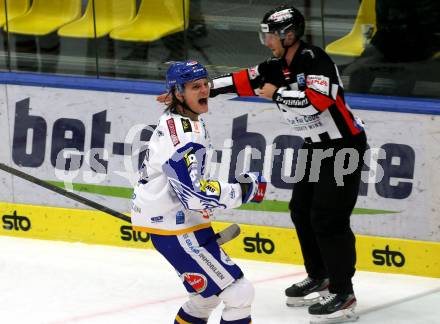 EBEL. Eishockey Bundesliga. VSV gegen HK SZ Olimpija. Torjubel Anton Karlsson  (VSV). Villach, am 28.12.2021.
Foto: Kuess
www.qspictures.net
---
pressefotos, pressefotografie, kuess, qs, qspictures, sport, bild, bilder, bilddatenbank