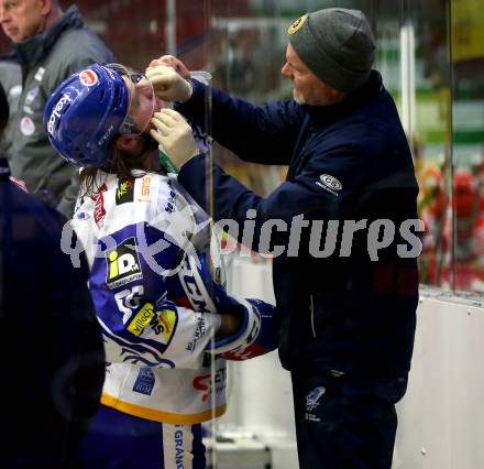 EBEL. Eishockey Bundesliga. VSV gegen HCB Suedtirol Alperia.  Anton Karlsson, Masseur Juergen (VSV). Villach, am 30.12.2021.
Foto: Kuess
www.qspictures.net
---
pressefotos, pressefotografie, kuess, qs, qspictures, sport, bild, bilder, bilddatenbank