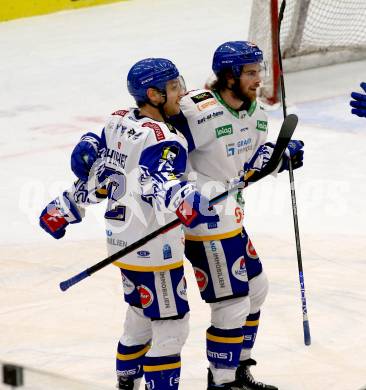 EBEL. Eishockey Bundesliga. VSV gegen HCB Suedtirol Alperia. Torjubel Chris Collins, John Hughes  (VSV). Villach, am 30.12.2021.
Foto: Kuess
www.qspictures.net
---
pressefotos, pressefotografie, kuess, qs, qspictures, sport, bild, bilder, bilddatenbank