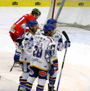 EBEL. Eishockey Bundesliga. VSV gegen HCB Suedtirol Alperia. Torjubel Chris Collins, John Hughes, Derek Joslin  (VSV). Villach, am 30.12.2021.
Foto: Kuess
www.qspictures.net
---
pressefotos, pressefotografie, kuess, qs, qspictures, sport, bild, bilder, bilddatenbank