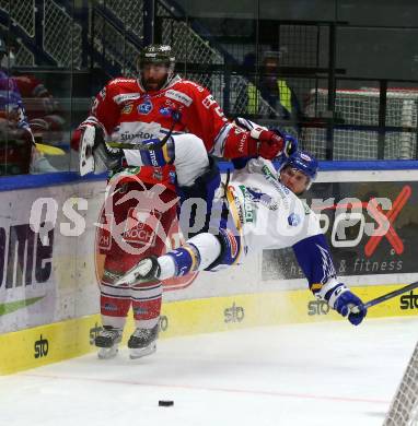 EBEL. Eishockey Bundesliga. VSV gegen HCB Suedtirol Alperia.  Scott Kosmachuk,  (VSV),  Mathew Maione (Bozen). Villach, am 30.12.2021.
Foto: Kuess
www.qspictures.net
---
pressefotos, pressefotografie, kuess, qs, qspictures, sport, bild, bilder, bilddatenbank