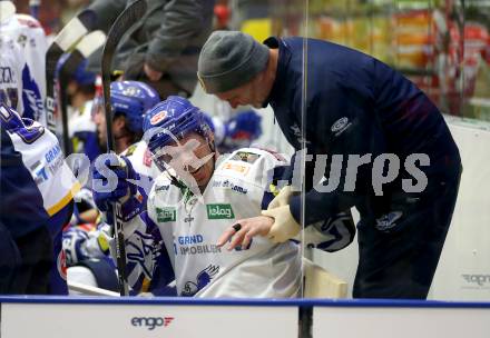 EBEL. Eishockey Bundesliga. VSV gegen HCB Suedtirol Alperia. Scott Kosmachuk, Masseur Juergen  (VSV). Villach, am 30.12.2021.
Foto: Kuess
www.qspictures.net
---
pressefotos, pressefotografie, kuess, qs, qspictures, sport, bild, bilder, bilddatenbank