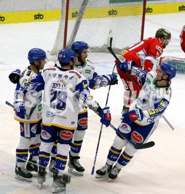EBEL. Eishockey Bundesliga. VSV gegen HCB Suedtirol Alperia.  Torjubel Chris Collins, John Hughes, Derek Joslin, Anton Karlsson (VSV). Villach, am 30.12.2021.
Foto: Kuess
www.qspictures.net
---
pressefotos, pressefotografie, kuess, qs, qspictures, sport, bild, bilder, bilddatenbank
