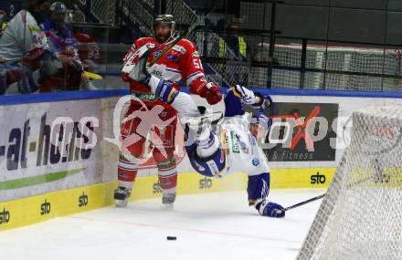EBEL. Eishockey Bundesliga. VSV gegen HCB Suedtirol Alperia.  Scott Kosmachuk,  (VSV),  Mathew Maione (Bozen). Villach, am 30.12.2021.
Foto: Kuess
www.qspictures.net
---
pressefotos, pressefotografie, kuess, qs, qspictures, sport, bild, bilder, bilddatenbank