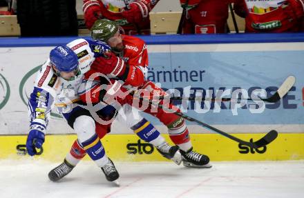 EBEL. Eishockey Bundesliga. VSV gegen HCB Suedtirol Alperia.  John Hughes,  (VSV),  Daniel Catenacci (Bozen). Villach, am 30.12.2021.
Foto: Kuess
www.qspictures.net
---
pressefotos, pressefotografie, kuess, qs, qspictures, sport, bild, bilder, bilddatenbank