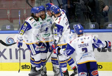 EBEL. Eishockey Bundesliga. VSV gegen KAC.  Torjubel Chris Collins, John Hughes, Scott Kosmachuk, Kevin Moderer, Sebastian Zauner (VSV). Villach, am 4.1.2022.
Foto: Kuess
www.qspictures.net
---
pressefotos, pressefotografie, kuess, qs, qspictures, sport, bild, bilder, bilddatenbank