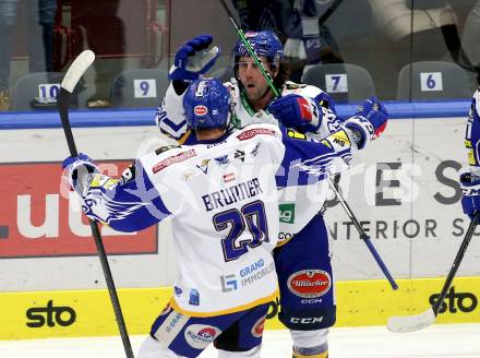EBEL. Eishockey Bundesliga. VSV gegen KAC.  Torjubel Joel Broda, Nico Brunner (VSV). Villach, am 4.1.2022.
Foto: Kuess
www.qspictures.net
---
pressefotos, pressefotografie, kuess, qs, qspictures, sport, bild, bilder, bilddatenbank