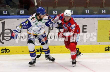 EBEL. Eishockey Bundesliga. VSV gegen KAC. Renars Krastenbergs,  (VSV),   Fabian Hochegger  (KAC). Villach, am 4.1.2022.
Foto: Kuess
www.qspictures.net
---
pressefotos, pressefotografie, kuess, qs, qspictures, sport, bild, bilder, bilddatenbank