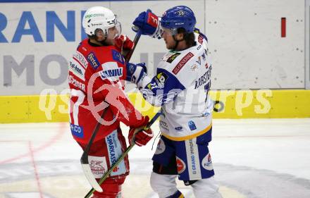EBEL. Eishockey Bundesliga. VSV gegen KAC.  Renars Krastenbergs,  (VSV),   Fabian Hochegger (KAC). Villach, am 4.1.2022.
Foto: Kuess
www.qspictures.net
---
pressefotos, pressefotografie, kuess, qs, qspictures, sport, bild, bilder, bilddatenbank