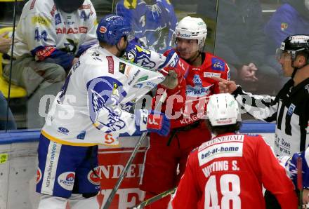 EBEL. Eishockey Bundesliga. VSV gegen KAC. Kevin Moderer,   (VSV),   Fabian Hochegger (KAC). Villach, am 4.1.2022.
Foto: Kuess
www.qspictures.net
---
pressefotos, pressefotografie, kuess, qs, qspictures, sport, bild, bilder, bilddatenbank