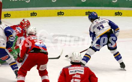 EBEL. Eishockey Bundesliga. VSV gegen KAC.  Renars Krastenbergs,  (VSV),   Sebastian Dahm (KAC). Villach, am 4.1.2022.
Foto: Kuess
www.qspictures.net
---
pressefotos, pressefotografie, kuess, qs, qspictures, sport, bild, bilder, bilddatenbank