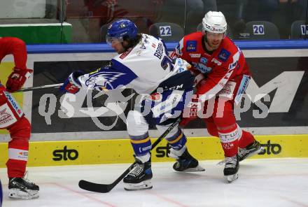 EBEL. Eishockey Bundesliga. VSV gegen KAC.  Joel Broda,  (VSV),  Thomas Hundertpfund (KAC). Villach, am 4.1.2022.
Foto: Kuess
www.qspictures.net
---
pressefotos, pressefotografie, kuess, qs, qspictures, sport, bild, bilder, bilddatenbank