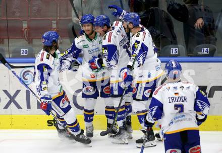 EBEL. Eishockey Bundesliga. VSV gegen KAC.  Torjubel Chris Collins, John Hughes, Scott Kosmachuk, Kevin Moderer, Sebastian Zauner (VSV). Villach, am 4.1.2022.
Foto: Kuess
www.qspictures.net
---
pressefotos, pressefotografie, kuess, qs, qspictures, sport, bild, bilder, bilddatenbank