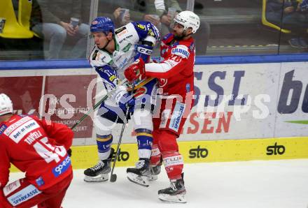 EBEL. Eishockey Bundesliga. VSV gegen KAC. Scott Kosmachuk,   (VSV),   Martin Schumnig (KAC). Villach, am 4.1.2022.
Foto: Kuess
www.qspictures.net
---
pressefotos, pressefotografie, kuess, qs, qspictures, sport, bild, bilder, bilddatenbank