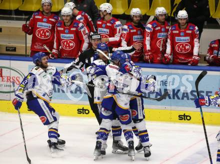 EBEL. Eishockey Bundesliga. VSV gegen KAC.  Torjubel Renars Krastenbergs, Derek Joslin, Chris Collins, Scott Kosmachuk (VSV). Villach, am 4.1.2022.
Foto: Kuess
www.qspictures.net
---
pressefotos, pressefotografie, kuess, qs, qspictures, sport, bild, bilder, bilddatenbank