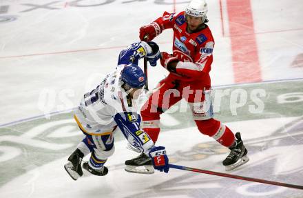 EBEL. Eishockey Bundesliga. VSV gegen KAC. Renars Krastenbergs,  (VSV),   Manuel Ganahl  (KAC). Villach, am 4.1.2022.
Foto: Kuess
www.qspictures.net
---
pressefotos, pressefotografie, kuess, qs, qspictures, sport, bild, bilder, bilddatenbank