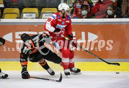 EBEL. Eishockey Bundesliga. KAC gegen	Moser Medical Graz99ers. Stefan Geier,  (KAC), Jacob Pfeffer  (Graz). Klagenfurt, am 6.1.2022.
Foto: Kuess
www.qspictures.net

---
pressefotos, pressefotografie, kuess, qs, qspictures, sport, bild, bilder, bilddatenbank
