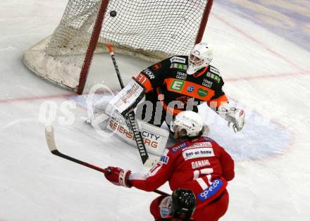 EBEL. Eishockey Bundesliga. KAC gegen	Moser Medical Graz99ers. Manuel Ganahl,  (KAC),  Christian Engstrand (Graz). Klagenfurt, am 6.1.2022.
Foto: Kuess
www.qspictures.net

---
pressefotos, pressefotografie, kuess, qs, qspictures, sport, bild, bilder, bilddatenbank