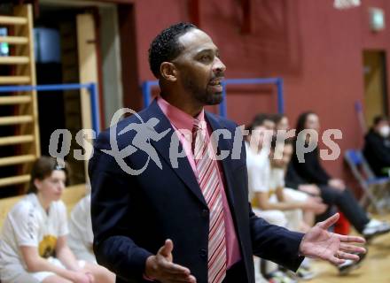 Basketball Zweite Liga 2021/2022. Grunddurchgang 12. Runde.  Woerthersee Piraten gegen KOS Celovec.  Trainer Aaron Mitchell (Piraten). Klagenfurt, am 8.1.2022. 
Foto: Kuess
www.qspictures.net

---
pressefotos, pressefotografie, kuess, qs, qspictures, sport, bild, bilder, bilddatenbank