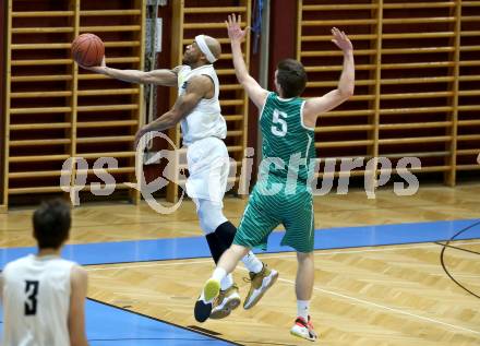 Basketball Zweite Liga 2021/2022. Grunddurchgang 12. Runde.  Woerthersee Piraten gegen KOS Celovec.  Shawn Ray (Piraten), Andi Smrtnik (KOS). Klagenfurt, am 8.1.2022. 
Foto: Kuess
www.qspictures.net

---
pressefotos, pressefotografie, kuess, qs, qspictures, sport, bild, bilder, bilddatenbank