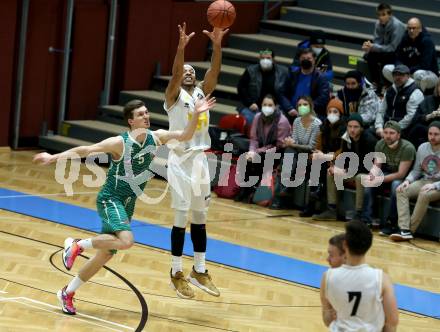 Basketball Zweite Liga 2021/2022. Grunddurchgang 12. Runde.  Woerthersee Piraten gegen KOS Celovec.  Shawn Ray (Piraten), Andi Smrtnik (KOS). Klagenfurt, am 8.1.2022. 
Foto: Kuess
www.qspictures.net

---
pressefotos, pressefotografie, kuess, qs, qspictures, sport, bild, bilder, bilddatenbank