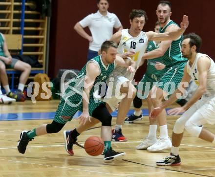 Basketball Zweite Liga 2021/2022. Grunddurchgang 12. Runde.  Woerthersee Piraten gegen KOS Celovec.  Simon Finzgar (Piraten), Tim Huber (KOS). Klagenfurt, am 8.1.2022. 
Foto: Kuess
www.qspictures.net

---
pressefotos, pressefotografie, kuess, qs, qspictures, sport, bild, bilder, bilddatenbank