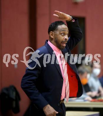 Basketball Zweite Liga 2021/2022. Grunddurchgang 12. Runde.  Woerthersee Piraten gegen KOS Celovec.  Trainer Aaron Mitchell (Piraten). Klagenfurt, am 8.1.2022. 
Foto: Kuess
www.qspictures.net

---
pressefotos, pressefotografie, kuess, qs, qspictures, sport, bild, bilder, bilddatenbank