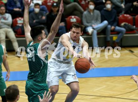 Basketball Zweite Liga 2021/2022. Grunddurchgang 12. Runde.  Woerthersee Piraten gegen KOS Celovec. Jan-Arne Apschner  (Piraten),  Marin Sliskovic (KOS). Klagenfurt, am 8.1.2022. 
Foto: Kuess
www.qspictures.net

---
pressefotos, pressefotografie, kuess, qs, qspictures, sport, bild, bilder, bilddatenbank