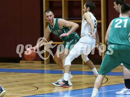 Basketball Zweite Liga 2021/2022. Grunddurchgang 12. Runde.  Woerthersee Piraten gegen KOS Celovec.  Alen Repac (Piraten), Marko Gutalj (KOS). Klagenfurt, am 8.1.2022. 
Foto: Kuess
www.qspictures.net

---
pressefotos, pressefotografie, kuess, qs, qspictures, sport, bild, bilder, bilddatenbank