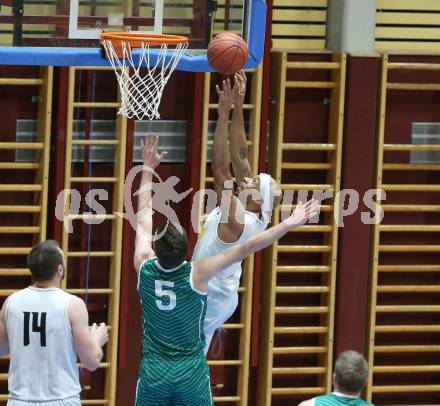Basketball Zweite Liga 2021/2022. Grunddurchgang 12. Runde.  Woerthersee Piraten gegen KOS Celovec. Shawn Ray  (Piraten), Andi Smrtnik (KOS). Klagenfurt, am 8.1.2022. 
Foto: Kuess
www.qspictures.net

---
pressefotos, pressefotografie, kuess, qs, qspictures, sport, bild, bilder, bilddatenbank