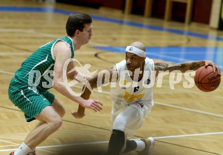 Basketball Zweite Liga 2021/2022. Grunddurchgang 12. Runde.  Woerthersee Piraten gegen KOS Celovec.  Shawn Ray (Piraten), Andi Smrtnik (KOS). Klagenfurt, am 8.1.2022. 
Foto: Kuess
www.qspictures.net

---
pressefotos, pressefotografie, kuess, qs, qspictures, sport, bild, bilder, bilddatenbank